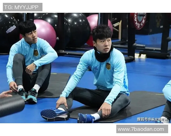 塞尔维亚教练团队深入绿军学习提升球员服务与教练协作效率