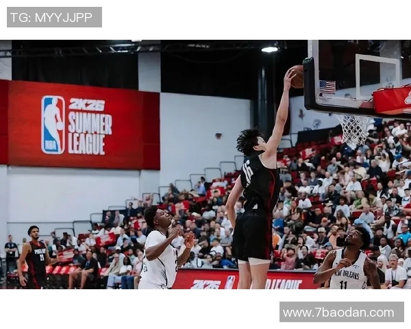 杨瀚森防守表现不佳面对挡拆和波斯特三分显得犹豫不决